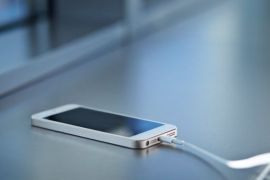 Pse nuk duhet ta lini në rrymë tërë natën Iphone-in e juaj?