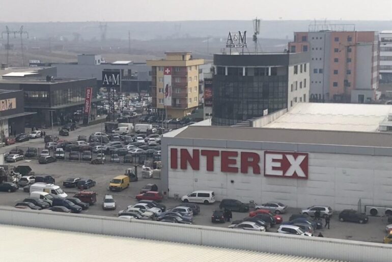 Përleshje në Interex në Fushë Kosovë, dy persona kapen për para