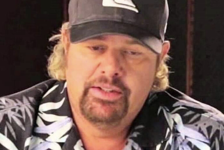 toby-keith-s-wife-and-kids-stand-by-him-amid-cancer-diagnosis-inside