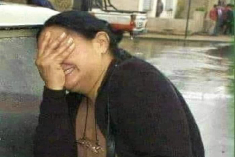 A gloomy, plain-clothed woman entered the supermarket!