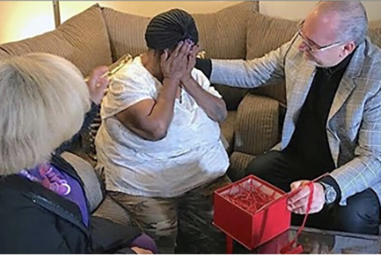Struggling great granny raises 6 kids by herself, left sobbing when stranger makes change on rent